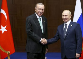 Ruský prezident Vladimir Putin (vpravo) a turecký prezident Recep Tayyip Erdogan si podávajú ruky počas stretnutia na okraj samitu Konferencie o interakcii a opatreniach na budovanie dôvery v Ázii (CICA) v kazašskej Astane vo štvrtok 13. októbra 2022 (Foto: SITA/AP/Vjačeslav Prokofjev, Sputnik, Kremlin)