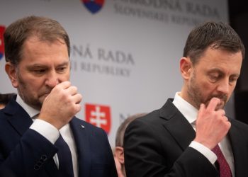 Zľava: Podpredseda vlády SR a minister financií SR Igor Matovič a premiér SR Eduard Heger počas tlačovej konferencie hnutia Obyčajní ľudia a nezávislé osobnosti (OĽaNO) po vyslovení nedôvery vláde SR v Národnej rade SR. Bratislava 15. december 2022 (Foto: SITA/Diana Černáková)