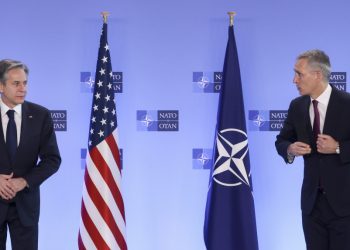 Generálny tajomník NATO Jens Stoltenberg (vpravo) a minister zahraničných vecí USA Antony J. Blinken  4. marca 2022 (Foto: SITA/AP/Yves Herman)