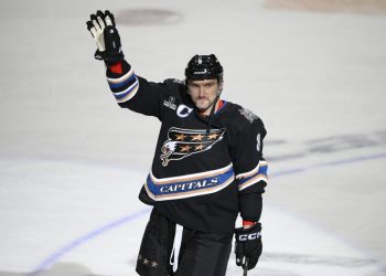 Ľavé krídlo Washingtonu Capitals Alex Ovečkin (8) máva pri oslave svojho gólu počas tretej tretiny hokejového zápasu NHL proti Winnipegu Jets v piatok 23. decembra 2022 vo Washingtone. Bol to Ovečkinov 802. gól v NHL. (Foto: SITA/AP Photo/Nick Wass)