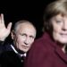 Na snímke ruský prezident Vladimir Putin máva po stretnutí s nemeckou kancelárkou Angelou Merkelovou na summite s lídrami Ruska, Ukrajiny a Francúzska v kancelárii v Berlíne 19. októbra 2016 (Foto: SITA/AP Photo/Markus Schreiber)