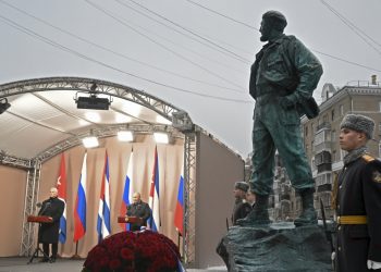 Kubánsky prezident Miguel Diaz-Canel Bermudez (vľavo) a ruský prezident Vladimir Putin sa zúčastňujú na slávnostnom odhalení pamätníka zosnulého kubánskeho vodcu Fidela Castra (vpravo) v Moskve v Rusku v utorok 22. novembra 2022 (Foto: SITA/AP/Sergej Gunejev, Sputnik, Kremlin)