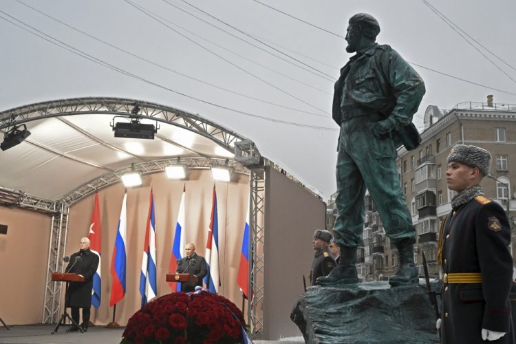 Kubánsky prezident Miguel Diaz-Canel Bermudez (vľavo) a ruský prezident Vladimir Putin sa zúčastňujú na slávnostnom odhalení pamätníka zosnulého kubánskeho vodcu Fidela Castra (vpravo) v Moskve v Rusku v utorok 22. novembra 2022 (Foto: SITA/AP/Sergej Gunejev, Sputnik, Kremlin)