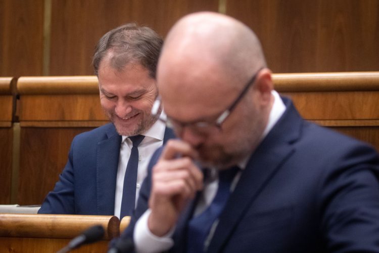 Zľava: Minister financií SR Igor Matovič a poslanec NR SR za stranu Sloboda a Solidarita (SaS) Richard Sulík počas rokovania mimoriadnej 79. schôdze Národnej rady SR o návrhu skupiny poslancov parlamentu na vyslovenie nedôvery vláde SR. Bratislava 8. december 202 (Foto: SITA/Diana Černáková)