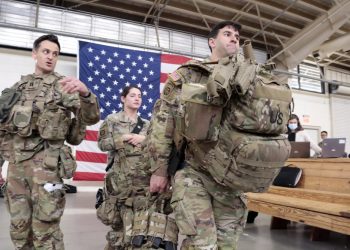 Vojaci americkej armády z 18. výsadkovej divízie si zhromažďujú výstroj a pripravujú sa na nástup do lietadla C-17, ktoré ich má vyslať do Európy vo štvrtok 3. februára 2022 z Fort Bragg v štáte New York (Foto: SITA/AP Photo/Chris Seward)
