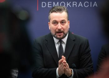 Podpredseda strany SMER-SD Ľuboš Blaha počas tlačového brífingu na tému: Zmena sama nepríde - výzva k referendu. Bratislava, 5. január 2023 (Foto: SITA/Diana Černáková)