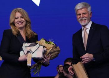Zvolený český prezident Petr Pavel sa usmieva počas stretnutia so slovenskou prezidentkou Zuzanou Čaputovou po vyhlásení predbežných výsledkov druhého kola prezidentských volieb v Prahe v Českej republike v sobotu 28. januára 2023 (Foto: SITA/AP Photo/Petr David Josek)