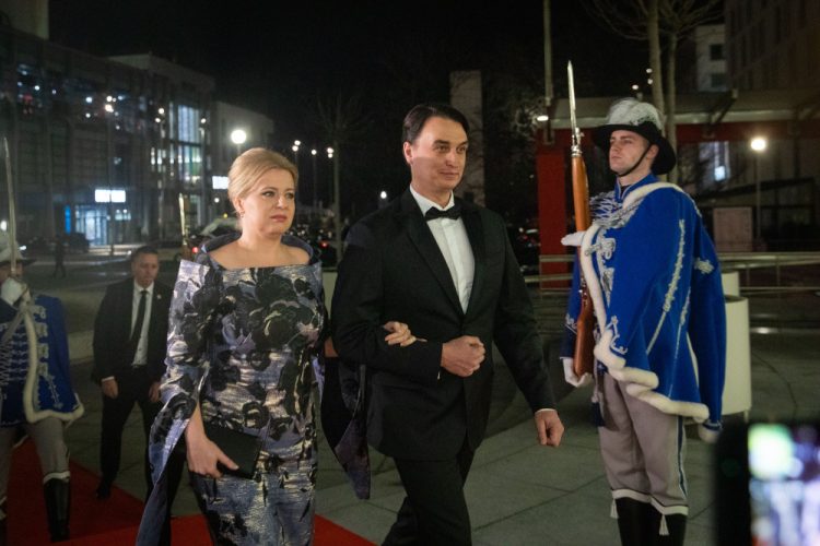 Zľava: Prezidentka SR Zuzana Čaputová a jej partner Juraj Rizman počas príchodu na slávnostný galavečer k 30. výročiu vzniku Slovenskej republiky v novej budove Slovenského národného divadla v Bratislave. Bratislava, 7. január 2023 (Foto: SITA/Diana Černáková)