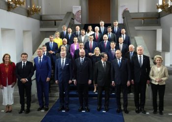 Lídri Európskej únie pózujú na skupinovej fotografii počas samitu EÚ na Pražskom hrade v Prahe, Česká republika, piatok 7. októbra 2022 (Foto: SITA/AP Photo/Petr David Josek)