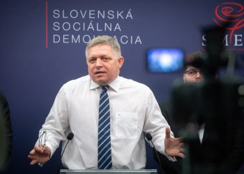 Predseda strany Smer-SD Robert Fico počas tlačového brífingu na tému: Zmena sama nepríde - výzva k referendu. Bratislava, 5. január 2023 (Foto: SITA/Diana Černáková)