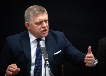 Predseda strany SMER - SD Robert Fico počas tlačovej besedy strany Smer - sociálna demokracia (SMER - SD) v kinosále Národnej rady SR na tému: Potvrdené. Odvolaná vláda chce voľby až 30. septembra 2023, aby mohla pozatvárať opozíciu. Bratislava, 26. január 2023 (Foto: SITA/Diana Černáková)