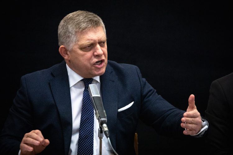 Predseda strany SMER - SD Robert Fico (Foto: SITA/Diana Černáková)