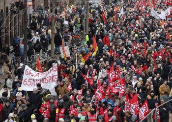 Protestujúci demonštrujú proti navrhovaným zmenám v dôchodkovom systéme vo štvrtok 19. januára 2023 v Štrasburgu na východe Francúzska. Zamestnanci v mnohých francúzskych mestách vyšli do ulíc, aby odmietli navrhované dôchodkové zmeny, ktoré by posunuli vek odchodu do dôchodku, počas dňa celonárodných štrajkov a protestov, ktoré sú považované za veľkú skúšku pre Emmanuela Macrona a jeho prezidentstvo (Foto: SITA/AP Photo/Jean-Francois Badias)