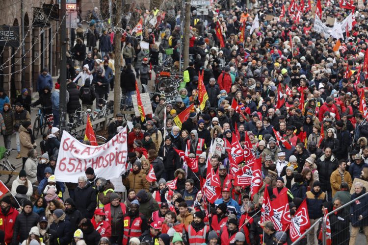 Protestujúci demonštrujú proti navrhovaným zmenám v dôchodkovom systéme vo štvrtok 19. januára 2023 v Štrasburgu na východe Francúzska. Zamestnanci v mnohých francúzskych mestách vyšli do ulíc, aby odmietli navrhované dôchodkové zmeny, ktoré by posunuli vek odchodu do dôchodku, počas dňa celonárodných štrajkov a protestov, ktoré sú považované za veľkú skúšku pre Emmanuela Macrona a jeho prezidentstvo (Foto: SITA/AP Photo/Jean-Francois Badias)