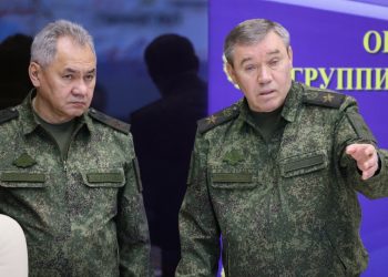 Ruský minister obrany Sergej Šojgu (vľavo) a náčelník ruského generálneho štábu Valerij Gerasimov (Foto: SITA/AP/Gavriil Grigorov, Sputnik, Kremlin)