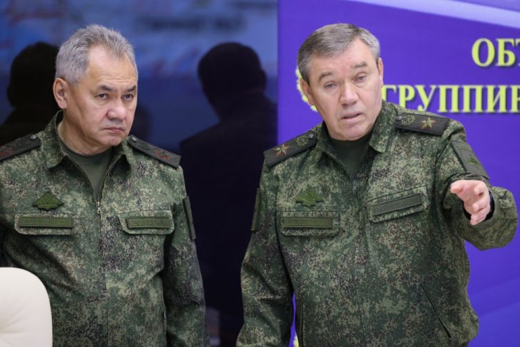 Ruský minister obrany Sergej Šojgu (vľavo) a náčelník ruského generálneho štábu Valerij Gerasimov (Foto: SITA/AP/Gavriil Grigorov, Sputnik, Kremlin)