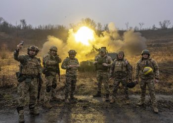 Ukrajinskí vojaci pózujú počas streľby smerom k ruským silám zo samohybného delostrelectva na frontovej línii v Charkovskej oblasti na Ukrajine v sobotu 24. decembra 2022 (Foto: SITA/AP Photo/Evgeniy Maloletka)