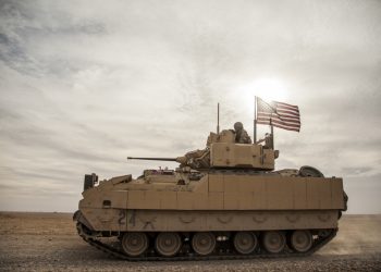 Americkí vojaci riadia bojové vozidlo Bradley počas spoločného cvičenia so Sýrskymi demokratickými silami na severovýchode Sýrie, 8. decembra 2021 (Foto: SITA/AP Photo/Baderkhan Ahmad)