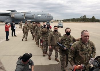 Vojaci americkej armády z 18. výsadkovej divízie nastupujú do lietadla C-17, ktoré ich vysiela do Európy, vo štvrtok 3. februára 2022 z Fort Bragg, N.C. Prezident Joe Biden nariaďuje vyslanie 2 000 amerických vojakov do Poľska a Nemecka (Foto: SITA/AP Photo/Chris Seward)