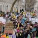 Tisíce demonštrantov mávajú transparentmi a stoja neďaleko Downing Street vo Westminsteri v Londýne v stredu 1. februára 2023. Očakáva sa, že až pol milióna zamestnancov v celom Spojenom kráľovstve vstúpi do štrajku, ktorý sa stáva najväčším dňom protestných akcií v Británii za viac ako desaťročie. Tisíce škôl zatvoria niektoré alebo všetky triedy, ochromená bude železničná doprava a očakávajú sa meškania na letiskách, keďže v ten istý deň odídu z práce učitelia, univerzitní pracovníci, štátni zamestnanci, pohraničníci a vodiči vlakov a autobusov (Foto: SITA/AP Photo/Kirsty Wigglesworth)