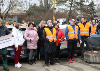 Protestujúci odborári pred budovou Dopravného podniku mesta Košice (DPMK) počas ostrého štrajku kvôli neriešeniu ekonomickej situácie a systému financovania mestskej hromadnej dopravy v meste. Košice, 14. februára 2023 (Foto: SITA/Marek Lukáč)