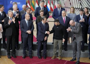 Ukrajinský prezident Volodymyr Zelenskyj počas skupinovej fotografie na summite EÚ v Bruseli vo štvrtok 9. februára 2023. Vedúci predstavitelia Európskej únie sa stretli na samite EÚ, aby rokovali o Ukrajine a migrácii (Foto: SITA/AP Photo/Virginia Mayo)