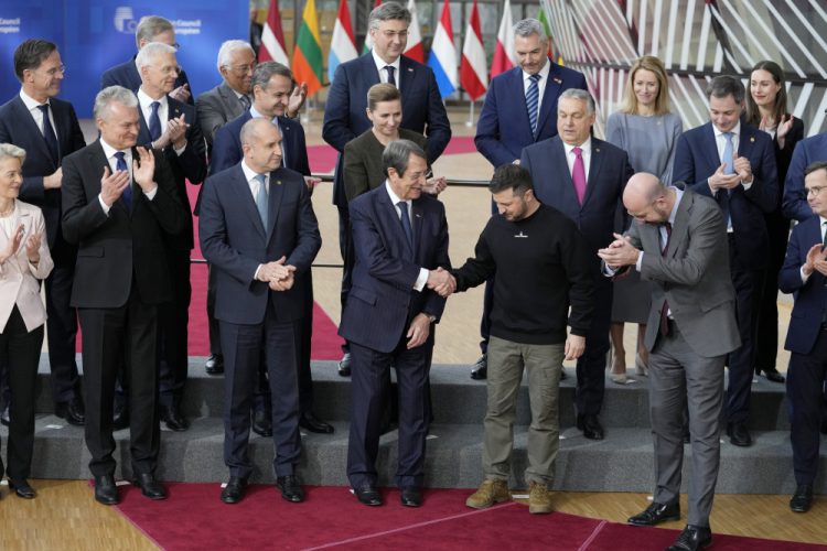 Ukrajinský prezident Volodymyr Zelenskyj počas skupinovej fotografie na summite EÚ v Bruseli vo štvrtok 9. februára 2023. Vedúci predstavitelia Európskej únie sa stretli na samite EÚ, aby rokovali o Ukrajine a migrácii (Foto: SITA/AP Photo/Virginia Mayo)