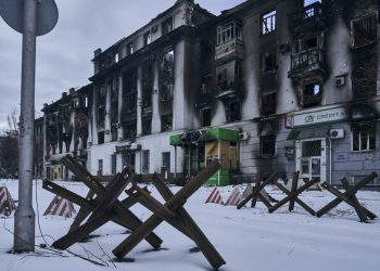 Centrum mesta poškodené ruským ostreľovaním v Bachmute, Donecká oblasť, Ukrajina, nedeľa 12. februára 2023 (Foto: SITA/AP Photo/Libkos)
