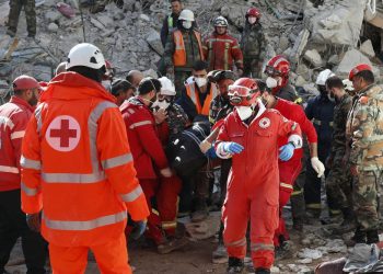 Záchranné tímy vynášajú telo obete zo zničenej budovy po ničivom zemetrasení, ktoré otriaslo Sýriou a Tureckom, v pobrežnom meste Džableh v Sýrii vo štvrtok 9. februára 2023.  Zemetrasenie, ktoré zrovnalo so zemou tisíce budov, bolo jedným z najsmrteľnejších na svete za viac ako desaťročie (Foto: SITA/AP Photo/Omar Sanadiki)