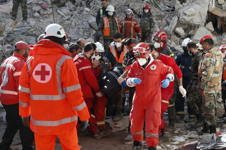 Záchranné tímy vynášajú telo obete zo zničenej budovy po ničivom zemetrasení, ktoré otriaslo Sýriou a Tureckom, v pobrežnom meste Džableh v Sýrii vo štvrtok 9. februára 2023.  Zemetrasenie, ktoré zrovnalo so zemou tisíce budov, bolo jedným z najsmrteľnejších na svete za viac ako desaťročie (Foto: SITA/AP Photo/Omar Sanadiki)