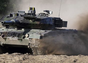 Na snímke tank Leopard 2 počas ukážky pre médiá, ktorú usporiadal nemecký Bundeswehr v Munsteri pri Hannoveri, Nemecko, v stredu 28. septembra 2011 (Foto: SITA/AP Photo/Michael Sohn)