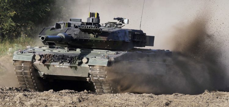 Na snímke tank Leopard 2 počas ukážky pre médiá, ktorú usporiadal nemecký Bundeswehr v Munsteri pri Hannoveri, Nemecko, v stredu 28. septembra 2011 (Foto: SITA/AP Photo/Michael Sohn)