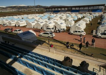 Tí, ktorí prežili zemetrasenie, sa zhromažďujú v stanovom mestečku v Adiyamane na juhu Turecka v pondelok 13. februára 2023. Tisíce ľudí, ktorí zostali bez domova v dôsledku mohutného zemetrasenia, ktoré pred týždňom zasiahlo Turecko a Sýriu, sa v pondelok balili do preplnených stanov alebo sa radili na uliciach, aby dostali teplé jedlo, keďže zúfalé hľadanie preživších vstúpilo do pravdepodobne posledných hodín (Foto: SITA/AP Photo/Emrah Gurel)