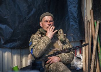 Ukrajinský vojak odpočíva na svojom stanovišti v Charkove na Ukrajine v utorok 22. marca 2022 (Foto: SITA/AP Photo/Andrew Marienko)
