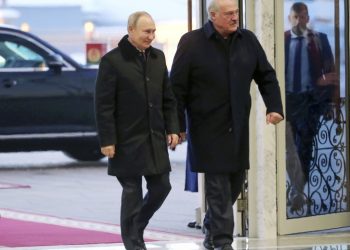 Ruský prezident Vladimir Putin a bieloruský prezident Alexander Lukašenko prichádzajú na rokovanie v bieloruskom Minsku v pondelok 19. decembra 2022 (Foto: SITA/AP/Konstantin Zavražin, Sputnik, Kremlin)