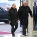 Ruský prezident Vladimir Putin a bieloruský prezident Alexander Lukašenko prichádzajú na rokovanie v bieloruskom Minsku v pondelok 19. decembra 2022 (Foto: SITA/AP/Konstantin Zavražin, Sputnik, Kremlin)