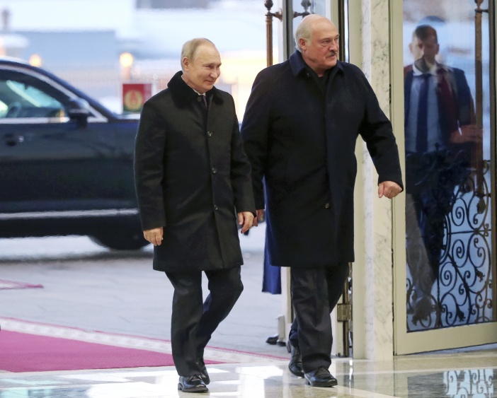 Ruský prezident Vladimir Putin a bieloruský prezident Alexander Lukašenko prichádzajú na rokovanie v bieloruskom Minsku v pondelok 19. decembra 2022 (Foto: SITA/AP/Konstantin Zavražin, Sputnik, Kremlin)