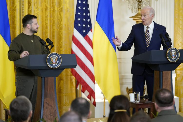 Americký prezident Joe Biden hovorí počas tlačovej konferencie s ukrajinským prezidentom Volodymyrom Zelenským vo východnej miestnosti Bieleho domu vo Washingtone v stredu 21. decembra 2022 (Foto: SITA/AP Photo/Andrew Harnik)