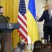 Americký prezident Joe Biden hovorí počas tlačovej konferencie s ukrajinským prezidentom Volodymyrom Zelenským vo východnej miestnosti Bieleho domu vo Washingtone v stredu 21. decembra 2022 (Foto: SITA/AP Photo/Andrew Harnik)
