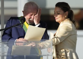 Prezident Luiz Inacio Lula da Silva (vľavo) podľahol emóciám počas svojho prejavu vedľa manželky Rosangeli Silvy po tom, ako zložil prísahu nového prezidenta v brazílskom  hlavnom meste Brazília  v nedeľu 1. januára 2023 (Foto: SITA/AP Photo/Silvia Izquierdo)
