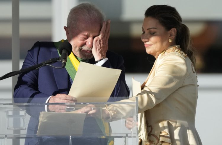 Prezident Luiz Inacio Lula da Silva (vľavo) podľahol emóciám počas svojho prejavu vedľa manželky Rosangeli Silvy po tom, ako zložil prísahu nového prezidenta v brazílskom  hlavnom meste Brazília  v nedeľu 1. januára 2023 (Foto: SITA/AP Photo/Silvia Izquierdo)