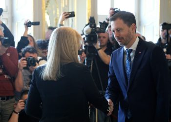 Zľava v popredí: Prezidentka SR Zuzana Čaputová a dočasne poverený premiér SR Eduard Heger počas odobratia poverenia Vladimírovi Lengvarskému na výkon funkcie člena vlády a poverenia Eduarda Hegera riadením Ministerstva zdravotníctva SR. Bratislava, 3. marec 2023 (Foto: SITA/Kancelária prezidenta SR)