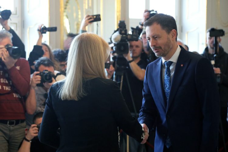 Zľava v popredí: Prezidentka SR Zuzana Čaputová a dočasne poverený premiér SR Eduard Heger počas odobratia poverenia Vladimírovi Lengvarskému na výkon funkcie člena vlády a poverenia Eduarda Hegera riadením Ministerstva zdravotníctva SR. Bratislava, 3. marec 2023 (Foto: SITA/Kancelária prezidenta SR)