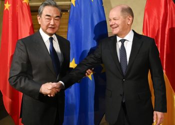 Nemecký kancelár Olaf Scholz (vpravo) si podáva ruku s riaditeľom Ústrednej komisie pre zahraničné veci Číny Wang Yi na Mníchovskej bezpečnostnej konferencii v Mníchove v piatok 17. februára 2023 (Foto: SITA/AP/Thomas Kienzle)