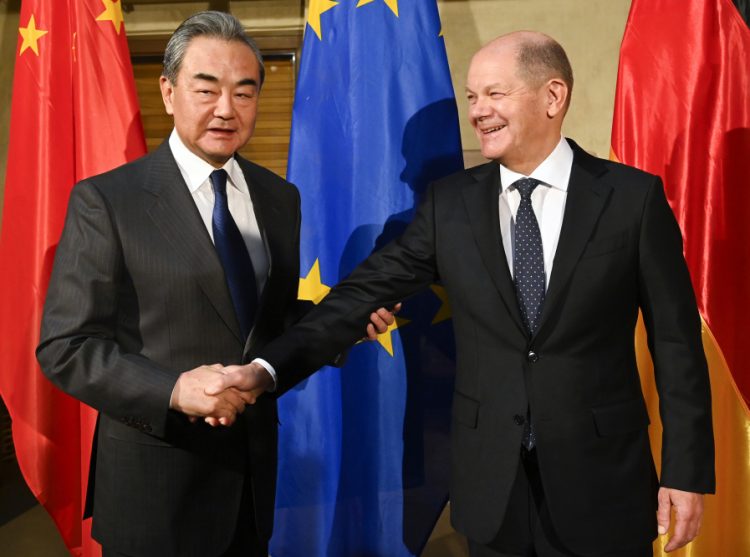 Nemecký kancelár Olaf Scholz (vpravo) si podáva ruku s riaditeľom Ústrednej komisie pre zahraničné veci Číny Wang Yi na Mníchovskej bezpečnostnej konferencii v Mníchove v piatok 17. februára 2023 (Foto: SITA/AP/Thomas Kienzle)