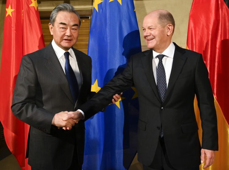 Nemecký kancelár Olaf Scholz (vpravo) si podáva ruku s riaditeľom Ústrednej komisie pre zahraničné veci Číny Wang Yi na Mníchovskej bezpečnostnej konferencii v Mníchove v piatok 17. februára 2023 (Foto: SITA/AP/Thomas Kienzle)