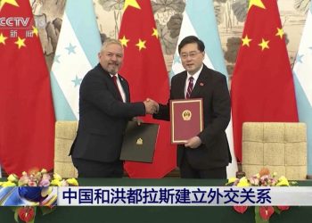 Na snímke z videozáznamu čínskej televízie CCTV minister zahraničných vecí Hondurasu Eduardo Enrique Reina Garcia (vľavo) a čínsky minister zahraničných vecí Čchin Gang si podávajú ruky po podpisovej ceremónii v Pekingu v nedeľu 26. marca 2023. Honduras v nedeľu nadviazal diplomatické vzťahy s Čínou po tom, ako prerušil vzťahy s Taiwanom, ktorý v súčasnosti uznáva len 13 suverénnych štátov vrátane Vatikánu (Foto: SITA/AP/CCTV)