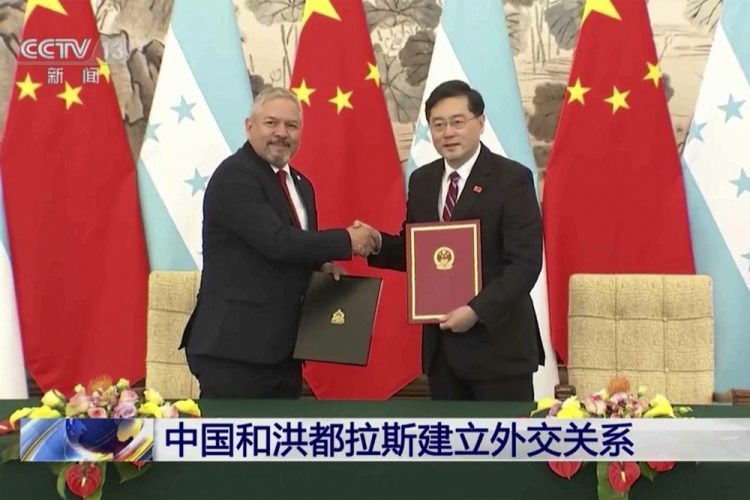 Na snímke z videozáznamu čínskej televízie CCTV minister zahraničných vecí Hondurasu Eduardo Enrique Reina Garcia (vľavo) a čínsky minister zahraničných vecí Čchin Gang si podávajú ruky po podpisovej ceremónii v Pekingu v nedeľu 26. marca 2023. Honduras v nedeľu nadviazal diplomatické vzťahy s Čínou po tom, ako prerušil vzťahy s Taiwanom, ktorý v súčasnosti uznáva len 13 suverénnych štátov vrátane Vatikánu (Foto: SITA/AP/CCTV)