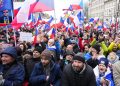 Ľudia sa schádzajú na protivládnej demonštrácii na Václavskom námestí v Prahe, Česká republika, v sobotu 11. marca 2023. Tisíce Čechov sa v sobotu v hlavnom meste zhromaždili proti vláde, protestovali proti vysokej inflácii a žiadali, aby krajina ukončila vojenskú podporu Ukrajine napadnutej Ruskom (Foto: SITA/AP Photo/Petr David Josek)