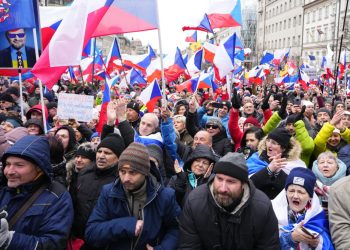 Ľudia sa schádzajú na protivládnej demonštrácii na Václavskom námestí v Prahe, Česká republika, v sobotu 11. marca 2023. Tisíce Čechov sa v sobotu v hlavnom meste zhromaždili proti vláde, protestovali proti vysokej inflácii a žiadali, aby krajina ukončila vojenskú podporu Ukrajine napadnutej Ruskom (Foto: SITA/AP Photo/Petr David Josek)